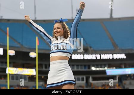 Charlotte, North Carolina, USA. Dezember 2023. Ein North Carolina Tar Heels Cheerleader bejubelt während der ersten Hälfte des NCAA Duke's Mayo Bowl 2023 zwischen den North Carolina Tar Heels und den West Virginia Mountaineers im Bank of America Stadium in Charlotte, NC am 27. Dezember 2023. (Kreditbild: © Cory Knowlton/ZUMA Press Wire) NUR REDAKTIONELLE VERWENDUNG! Nicht für kommerzielle ZWECKE! Stockfoto