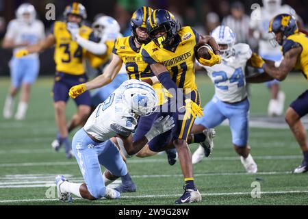 Charlotte, North Carolina, USA. Dezember 2023. West Virginia Mountaineers Cornerback BEANIE BISHOP JR. (11) spielt den Ball in der zweiten Hälfte des NCAA Duke's Mayo Bowl 2023 zwischen den North Carolina Tar Heels und den West Virginia Mountaineers im Bank of America Stadium in Charlotte, NC am 27. Dezember 2023. (Kreditbild: © Cory Knowlton/ZUMA Press Wire) NUR REDAKTIONELLE VERWENDUNG! Nicht für kommerzielle ZWECKE! Stockfoto