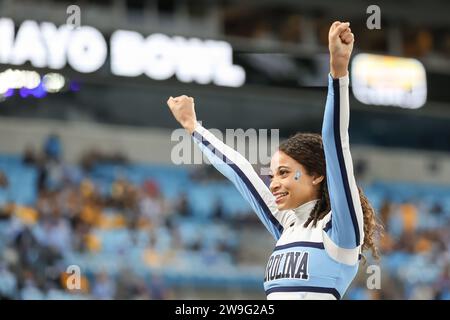 Charlotte, North Carolina, USA. Dezember 2023. Ein North Carolina Tar Heels Cheerleader bejubelt während der ersten Hälfte des NCAA Duke's Mayo Bowl 2023 zwischen den North Carolina Tar Heels und den West Virginia Mountaineers im Bank of America Stadium in Charlotte, NC am 27. Dezember 2023. (Kreditbild: © Cory Knowlton/ZUMA Press Wire) NUR REDAKTIONELLE VERWENDUNG! Nicht für kommerzielle ZWECKE! Stockfoto