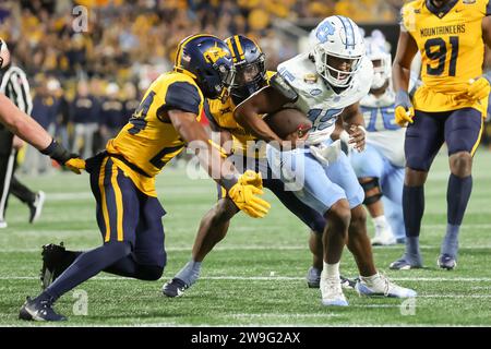 Charlotte, North Carolina, USA. Dezember 2023. Der Quarterback CONNER HARRELL (15) von North Carolina Tar Heels wird während der ersten Hälfte des NCAA Duke’s Mayo Bowl 2023 zwischen den North Carolina Tar Heels und den West Virginia Mountaineers im Bank of America Stadium in Charlotte, NC am 27. Dezember 2023 entlassen. (Kreditbild: © Cory Knowlton/ZUMA Press Wire) NUR REDAKTIONELLE VERWENDUNG! Nicht für kommerzielle ZWECKE! Stockfoto