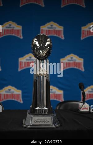 San Antonio, TX, USA: Ein allgemeines Bild der Trophäe, das dem Gewinnerteam bei einer Pressekonferenz im Alamodome vor dem Vale präsentiert wird Stockfoto