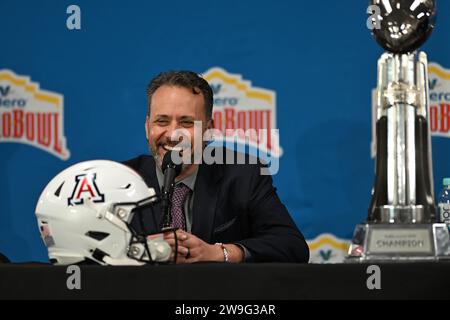 San Antonio, TX, USA: Arizona Wildcats Cheftrainer Jedd Fisch spricht während einer Pressekonferenz im Alamodome vor dem Valero Alamo vor den Medien Stockfoto