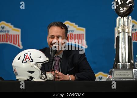 San Antonio, TX, USA: Arizona Wildcats Cheftrainer Jedd Fisch spricht während einer Pressekonferenz im Alamodome vor dem Valero Alamo vor den Medien Stockfoto