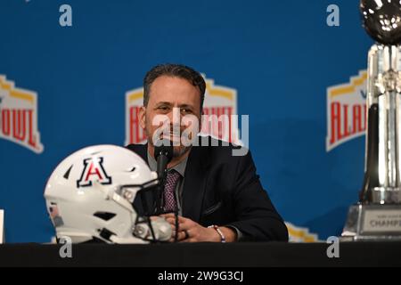 San Antonio, TX, USA: Arizona Wildcats Cheftrainer Jedd Fisch spricht während einer Pressekonferenz im Alamodome vor dem Valero Alamo vor den Medien Stockfoto