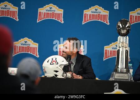 San Antonio, TX, USA: Arizona Wildcats Cheftrainer Jedd Fisch spricht während einer Pressekonferenz im Alamodome vor dem Valero Alamo vor den Medien Stockfoto