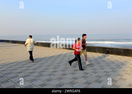 Joggen an der modernen Strandpromenade in Worli, Mumbai, Indien. Stockfoto