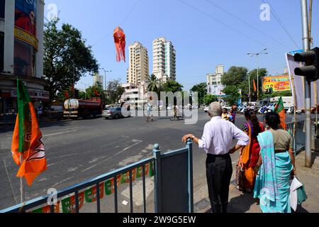 Fußgänger warten auf die Überquerung der Straße in Worli, Mumbai, Indien. Stockfoto