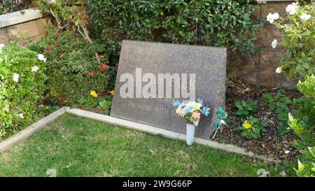 23. Dezember 2023 Schauspieler Peter Falk Grave im Pierce Brothers Westwood Village Memorial Park am 27. Dezember 2023 in Los Angeles, Kalifornien, USA. Foto: Barry King/Alamy Stock Photo Stockfoto