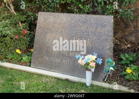 23. Dezember 2023 Schauspieler Peter Falk Grave im Pierce Brothers Westwood Village Memorial Park am 27. Dezember 2023 in Los Angeles, Kalifornien, USA. Foto: Barry King/Alamy Stock Photo Stockfoto