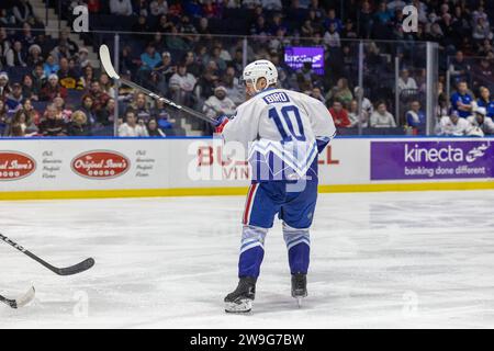 Rochester, New York, USA. Dezember 2023. Rochester-Amerikaner stürmten Brandon Biro (10) Skates in der ersten Periode gegen die Providence Bruins. Die Rochester Americans veranstalteten die Providence Bruins in einem Spiel der American Hockey League in der Blue Cross Arena in Rochester, New York. (Jonathan Tenca/CSM). Quelle: csm/Alamy Live News Stockfoto