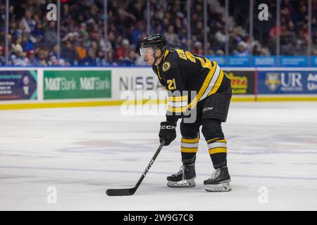 Rochester, New York, USA. Dezember 2023. Dan Renouf (21), Verteidiger von Providence Bruins, Skateboard in der ersten Periode gegen die Rochester-Amerikaner. Die Rochester Americans veranstalteten die Providence Bruins in einem Spiel der American Hockey League in der Blue Cross Arena in Rochester, New York. (Jonathan Tenca/CSM). Quelle: csm/Alamy Live News Stockfoto