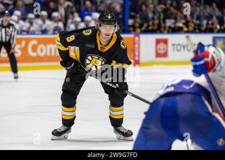 Rochester, New York, USA. Dezember 2023. Providence Bruins stürmte Jesper Boqvist (9) Skates in der dritten Periode gegen die Rochester-Amerikaner. Die Rochester Americans veranstalteten die Providence Bruins in einem Spiel der American Hockey League in der Blue Cross Arena in Rochester, New York. (Jonathan Tenca/CSM). Quelle: csm/Alamy Live News Stockfoto