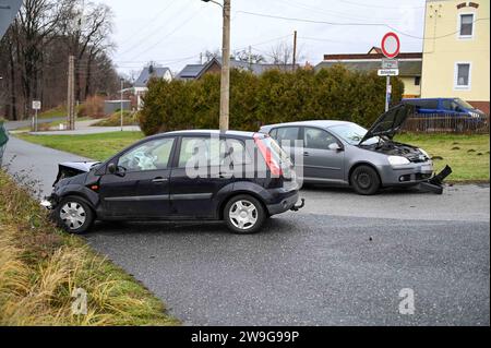 Löbau - Unfall zu Weihnachten: Ford und VW krachen ineinander 24.12.2023 gegen 11:20 Uhr Löbau, Bundesstraße 6 Bernstädter Straße Fotograf: LausitzNews.de/ Philipp Grohmann der Vormittag des Weihnachtstages endete in Löbau für mindestens zwei Personen im Krankenhaus. Gegen 11:20 Uhr kam es dort an der Kreuzung B6 Laubaner Landstraße und der Bernstädter Straße zu einem Verkehrsunfall. Aus bislang unklarer Ursache krachte ein PKW Ford Fiesta in die Fahrerseite eines PKW VW Golf. Dabei wurden mindestens zwei Personen verletzt. Diese wurden durch die Einsatzkräfte des Rettungsdienstes, einen Notar Stockfoto