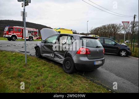 Löbau - Unfall zu Weihnachten: Ford und VW krachen ineinander 24.12.2023 gegen 11:20 Uhr Löbau, Bundesstraße 6 Bernstädter Straße Fotograf: LausitzNews.de/ Philipp Grohmann der Vormittag des Weihnachtstages endete in Löbau für mindestens zwei Personen im Krankenhaus. Gegen 11:20 Uhr kam es dort an der Kreuzung B6 Laubaner Landstraße und der Bernstädter Straße zu einem Verkehrsunfall. Aus bislang unklarer Ursache krachte ein PKW Ford Fiesta in die Fahrerseite eines PKW VW Golf. Dabei wurden mindestens zwei Personen verletzt. Diese wurden durch die Einsatzkräfte des Rettungsdienstes, einen Notar Stockfoto