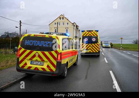 Löbau - Unfall zu Weihnachten: Ford und VW krachen ineinander 24.12.2023 gegen 11:20 Uhr Löbau, Bundesstraße 6 Bernstädter Straße Fotograf: LausitzNews.de/ Philipp Grohmann der Vormittag des Weihnachtstages endete in Löbau für mindestens zwei Personen im Krankenhaus. Gegen 11:20 Uhr kam es dort an der Kreuzung B6 Laubaner Landstraße und der Bernstädter Straße zu einem Verkehrsunfall. Aus bislang unklarer Ursache krachte ein PKW Ford Fiesta in die Fahrerseite eines PKW VW Golf. Dabei wurden mindestens zwei Personen verletzt. Diese wurden durch die Einsatzkräfte des Rettungsdienstes, einen Notar Stockfoto