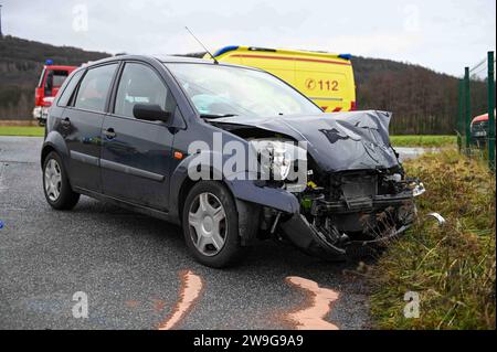 Löbau - Unfall zu Weihnachten: Ford und VW krachen ineinander 24.12.2023 gegen 11:20 Uhr Löbau, Bundesstraße 6 Bernstädter Straße Fotograf: LausitzNews.de/ Philipp Grohmann der Vormittag des Weihnachtstages endete in Löbau für mindestens zwei Personen im Krankenhaus. Gegen 11:20 Uhr kam es dort an der Kreuzung B6 Laubaner Landstraße und der Bernstädter Straße zu einem Verkehrsunfall. Aus bislang unklarer Ursache krachte ein PKW Ford Fiesta in die Fahrerseite eines PKW VW Golf. Dabei wurden mindestens zwei Personen verletzt. Diese wurden durch die Einsatzkräfte des Rettungsdienstes, einen Notar Stockfoto