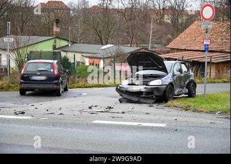 Löbau - Unfall zu Weihnachten: Ford und VW krachen ineinander 24.12.2023 gegen 11:20 Uhr Löbau, Bundesstraße 6 Bernstädter Straße Fotograf: LausitzNews.de/ Philipp Grohmann der Vormittag des Weihnachtstages endete in Löbau für mindestens zwei Personen im Krankenhaus. Gegen 11:20 Uhr kam es dort an der Kreuzung B6 Laubaner Landstraße und der Bernstädter Straße zu einem Verkehrsunfall. Aus bislang unklarer Ursache krachte ein PKW Ford Fiesta in die Fahrerseite eines PKW VW Golf. Dabei wurden mindestens zwei Personen verletzt. Diese wurden durch die Einsatzkräfte des Rettungsdienstes, einen Notar Stockfoto