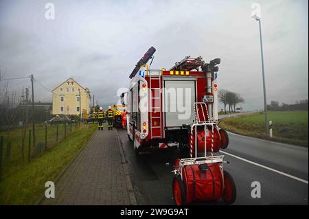 Löbau - Unfall zu Weihnachten: Ford und VW krachen ineinander 24.12.2023 gegen 11:20 Uhr Löbau, Bundesstraße 6 Bernstädter Straße Fotograf: LausitzNews.de/ Philipp Grohmann der Vormittag des Weihnachtstages endete in Löbau für mindestens zwei Personen im Krankenhaus. Gegen 11:20 Uhr kam es dort an der Kreuzung B6 Laubaner Landstraße und der Bernstädter Straße zu einem Verkehrsunfall. Aus bislang unklarer Ursache krachte ein PKW Ford Fiesta in die Fahrerseite eines PKW VW Golf. Dabei wurden mindestens zwei Personen verletzt. Diese wurden durch die Einsatzkräfte des Rettungsdienstes, einen Notar Stockfoto