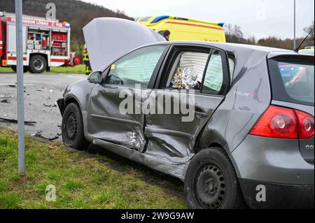 Löbau - Unfall zu Weihnachten: Ford und VW krachen ineinander 24.12.2023 gegen 11:20 Uhr Löbau, Bundesstraße 6 Bernstädter Straße Fotograf: LausitzNews.de/ Philipp Grohmann der Vormittag des Weihnachtstages endete in Löbau für mindestens zwei Personen im Krankenhaus. Gegen 11:20 Uhr kam es dort an der Kreuzung B6 Laubaner Landstraße und der Bernstädter Straße zu einem Verkehrsunfall. Aus bislang unklarer Ursache krachte ein PKW Ford Fiesta in die Fahrerseite eines PKW VW Golf. Dabei wurden mindestens zwei Personen verletzt. Diese wurden durch die Einsatzkräfte des Rettungsdienstes, einen Notar Stockfoto