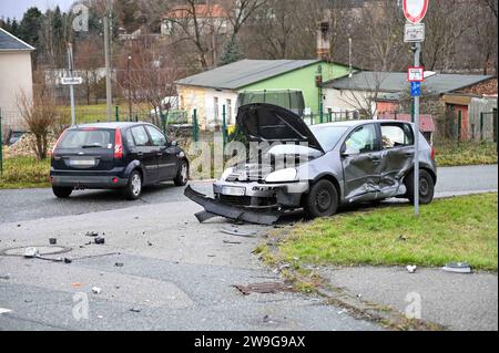 Löbau - Unfall zu Weihnachten: Ford und VW krachen ineinander 24.12.2023 gegen 11:20 Uhr Löbau, Bundesstraße 6 Bernstädter Straße Fotograf: LausitzNews.de/ Philipp Grohmann der Vormittag des Weihnachtstages endete in Löbau für mindestens zwei Personen im Krankenhaus. Gegen 11:20 Uhr kam es dort an der Kreuzung B6 Laubaner Landstraße und der Bernstädter Straße zu einem Verkehrsunfall. Aus bislang unklarer Ursache krachte ein PKW Ford Fiesta in die Fahrerseite eines PKW VW Golf. Dabei wurden mindestens zwei Personen verletzt. Diese wurden durch die Einsatzkräfte des Rettungsdienstes, einen Notar Stockfoto