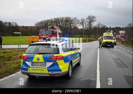 Löbau - Unfall zu Weihnachten: Ford und VW krachen ineinander 24.12.2023 gegen 11:20 Uhr Löbau, Bundesstraße 6 Bernstädter Straße Fotograf: LausitzNews.de/ Philipp Grohmann der Vormittag des Weihnachtstages endete in Löbau für mindestens zwei Personen im Krankenhaus. Gegen 11:20 Uhr kam es dort an der Kreuzung B6 Laubaner Landstraße und der Bernstädter Straße zu einem Verkehrsunfall. Aus bislang unklarer Ursache krachte ein PKW Ford Fiesta in die Fahrerseite eines PKW VW Golf. Dabei wurden mindestens zwei Personen verletzt. Diese wurden durch die Einsatzkräfte des Rettungsdienstes, einen Notar Stockfoto