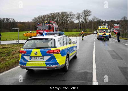 Löbau - Unfall zu Weihnachten: Ford und VW krachen ineinander 24.12.2023 gegen 11:20 Uhr Löbau, Bundesstraße 6 Bernstädter Straße Fotograf: LausitzNews.de/ Philipp Grohmann der Vormittag des Weihnachtstages endete in Löbau für mindestens zwei Personen im Krankenhaus. Gegen 11:20 Uhr kam es dort an der Kreuzung B6 Laubaner Landstraße und der Bernstädter Straße zu einem Verkehrsunfall. Aus bislang unklarer Ursache krachte ein PKW Ford Fiesta in die Fahrerseite eines PKW VW Golf. Dabei wurden mindestens zwei Personen verletzt. Diese wurden durch die Einsatzkräfte des Rettungsdienstes, einen Notar Stockfoto