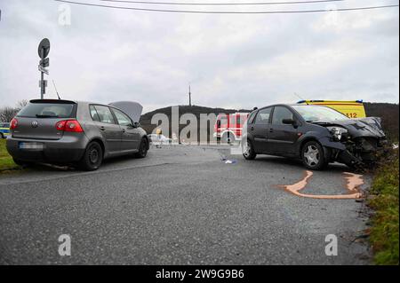 Löbau - Unfall zu Weihnachten: Ford und VW krachen ineinander 24.12.2023 gegen 11:20 Uhr Löbau, Bundesstraße 6 Bernstädter Straße Fotograf: LausitzNews.de/ Philipp Grohmann der Vormittag des Weihnachtstages endete in Löbau für mindestens zwei Personen im Krankenhaus. Gegen 11:20 Uhr kam es dort an der Kreuzung B6 Laubaner Landstraße und der Bernstädter Straße zu einem Verkehrsunfall. Aus bislang unklarer Ursache krachte ein PKW Ford Fiesta in die Fahrerseite eines PKW VW Golf. Dabei wurden mindestens zwei Personen verletzt. Diese wurden durch die Einsatzkräfte des Rettungsdienstes, einen Notar Stockfoto