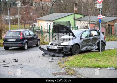 Löbau - Unfall zu Weihnachten: Ford und VW krachen ineinander 24.12.2023 gegen 11:20 Uhr Löbau, Bundesstraße 6 Bernstädter Straße Fotograf: LausitzNews.de/ Philipp Grohmann der Vormittag des Weihnachtstages endete in Löbau für mindestens zwei Personen im Krankenhaus. Gegen 11:20 Uhr kam es dort an der Kreuzung B6 Laubaner Landstraße und der Bernstädter Straße zu einem Verkehrsunfall. Aus bislang unklarer Ursache krachte ein PKW Ford Fiesta in die Fahrerseite eines PKW VW Golf. Dabei wurden mindestens zwei Personen verletzt. Diese wurden durch die Einsatzkräfte des Rettungsdienstes, einen Notar Stockfoto