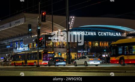 Warschau, Polen - 26. Dezember 2023: Blick auf den Hauptbahnhof mit verschwommenen Formen beweglicher Fahrzeuge im Vordergrund. Stockfoto