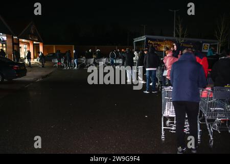 Bunde, Deutschland. Dezember 2023. Am frühen Morgen bilden sich lange Warteschlangen vor einem Discounter in der Grenzregion, bevor der Verkauf des Silvesterfeuerwerks beginnt. Quelle: Lars Penning/dpa/Alamy Live News Stockfoto