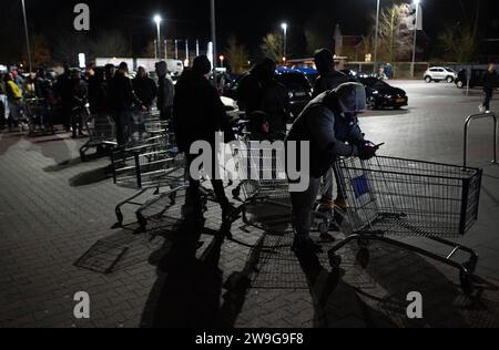 Bunde, Deutschland. Dezember 2023. Am frühen Morgen bilden sich lange Warteschlangen vor einem Discounter in der Grenzregion, bevor der Verkauf des Silvesterfeuerwerks beginnt. Quelle: Lars Penning/dpa/Alamy Live News Stockfoto