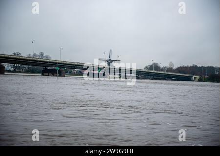 Deventer, Niederlande. Dezember 2023. Ein Blick auf den Fluss IJssel mit viel Wasser. Aufgrund des steigenden Wassers in der IJssel stellt die Gemeinde Deventer Sandsäcke an den Kai, um die Altstadt zu schützen. Der starke Regen, der in den letzten Monaten gefallen ist, kombiniert mit der Tatsache, dass die Alpen für diese Jahreszeit ungewöhnlich warm sind, hat die IJssel in Overijssel, Gelderland, Drenthe, Brabant und Limburg überschwemmt. (Foto: Ana Fernandez/SOPA Images/SIPA USA) Credit: SIPA USA/Alamy Live News Stockfoto