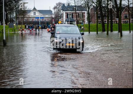 Deventer, Niederlande. Dezember 2023. Ein Auto wird in der Mitte eines überfluteten Parks überquert. Aufgrund des steigenden Wassers in der IJssel stellt die Gemeinde Deventer Sandsäcke an den Kai, um die Altstadt zu schützen. Der starke Regen, der in den letzten Monaten gefallen ist, kombiniert mit der Tatsache, dass die Alpen für diese Jahreszeit ungewöhnlich warm sind, hat die IJssel in Overijssel, Gelderland, Drenthe, Brabant und Limburg überschwemmt. (Foto: Ana Fernandez/SOPA Images/SIPA USA) Credit: SIPA USA/Alamy Live News Stockfoto