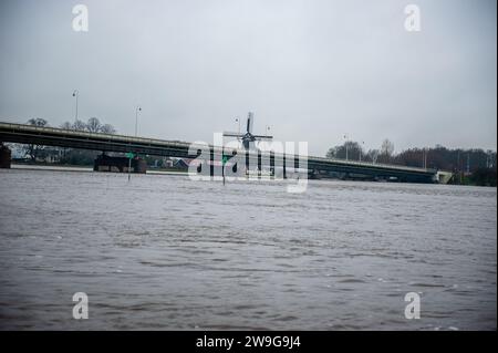 Deventer, Niederlande. Dezember 2023. Ein Blick auf den Fluss IJssel mit viel Wasser. Aufgrund des steigenden Wassers in der IJssel stellt die Gemeinde Deventer Sandsäcke an den Kai, um die Altstadt zu schützen. Der starke Regen, der in den letzten Monaten gefallen ist, kombiniert mit der Tatsache, dass die Alpen für diese Jahreszeit ungewöhnlich warm sind, hat die IJssel in Overijssel, Gelderland, Drenthe, Brabant und Limburg überschwemmt. Quelle: SOPA Images Limited/Alamy Live News Stockfoto