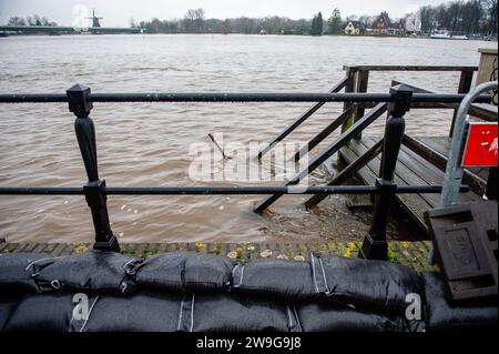 Deventer, Niederlande. Dezember 2023. Sandsäcke werden entlang des Kais platziert, um die Stadt vor dem Hochwasser zu schützen. Aufgrund des steigenden Wassers in der IJssel stellt die Gemeinde Deventer Sandsäcke an den Kai, um die Altstadt zu schützen. Der starke Regen, der in den letzten Monaten gefallen ist, kombiniert mit der Tatsache, dass die Alpen für diese Jahreszeit ungewöhnlich warm sind, hat die IJssel in Overijssel, Gelderland, Drenthe, Brabant und Limburg überschwemmt. Quelle: SOPA Images Limited/Alamy Live News Stockfoto