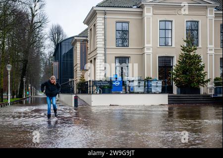 Deventer, Niederlande. Dezember 2023. Ein Mädchen spielt auf dem Wasser in einem überfluteten Gebiet. Aufgrund des steigenden Wassers in der IJssel stellt die Gemeinde Deventer Sandsäcke an den Kai, um die Altstadt zu schützen. Der starke Regen, der in den letzten Monaten gefallen ist, kombiniert mit der Tatsache, dass die Alpen für diese Jahreszeit ungewöhnlich warm sind, hat die IJssel in Overijssel, Gelderland, Drenthe, Brabant und Limburg überschwemmt. (Foto: Ana Fernandez/SOPA Images/SIPA USA) Credit: SIPA USA/Alamy Live News Stockfoto