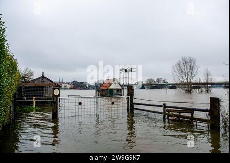 Deventer, Niederlande. Dezember 2023. Ein Bauernhof ist wegen des hohen Wasserspiegels überflutet. Aufgrund des steigenden Wassers in der IJssel stellt die Gemeinde Deventer Sandsäcke an den Kai, um die Altstadt zu schützen. Der starke Regen, der in den letzten Monaten gefallen ist, kombiniert mit der Tatsache, dass die Alpen für diese Jahreszeit ungewöhnlich warm sind, hat die IJssel in Overijssel, Gelderland, Drenthe, Brabant und Limburg überschwemmt. Quelle: SOPA Images Limited/Alamy Live News Stockfoto