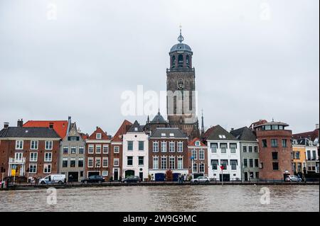 Deventer, Niederlande. Dezember 2023. Blick auf die Stadt vom Fluss mit viel Wasser. Aufgrund des steigenden Wassers in der IJssel stellt die Gemeinde Deventer Sandsäcke an den Kai, um die Altstadt zu schützen. Der starke Regen, der in den letzten Monaten gefallen ist, kombiniert mit der Tatsache, dass die Alpen für diese Jahreszeit ungewöhnlich warm sind, hat die IJssel in Overijssel, Gelderland, Drenthe, Brabant und Limburg überschwemmt. Quelle: SOPA Images Limited/Alamy Live News Stockfoto