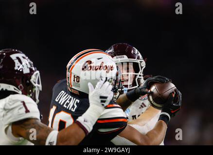 27. Dezember 2023: Der Oklahoma State Wide Receiver Rashod Owens (10) hat einen Touchdown-Pass, bevor der Ball während des TaxAct Texas Bowl-Spiels zwischen den Oklahoma State Cowboys und den Texas A&M Aggies am 27. Dezember 2023 in Houston abgelöst wird. Oklahoma State gewann mit 31:23. (Kreditbild: © Scott Coleman/ZUMA Press Wire) NUR REDAKTIONELLE VERWENDUNG! Nicht für kommerzielle ZWECKE! Stockfoto