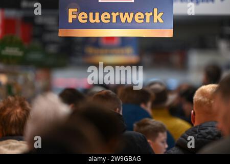 Bunde, Deutschland. Dezember 2023. Zu Beginn des Silvesterfeuerwerks bilden sich lange Warteschlangen in einem Discounter in der Grenzregion. Quelle: Lars Penning/dpa/Alamy Live News Stockfoto