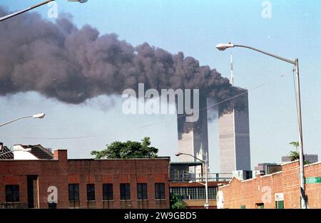 Aktenfoto vom 11/9/2001, eine Ansicht der World Trade Center Towers nach einem entführten Flugangriff auf jedes Gebäude in Lower Manhattan. Nordirland bestand in der Folge des 11. Septembers möglicherweise das Risiko, von einem nuklearen oder chemischen Angriff betroffen zu werden, wie aus Archivakten der damaligen Zeit hervorgeht. Die Beamten wurden auf die Notwendigkeit hingewiesen, medizinische Vorräte anzuhäufen, da sie vor der Möglichkeit gewarnt wurden, dass eine Atombombe in der Region explodiert oder der Nervensäge Sarin gegen die Zivilbevölkerung eingesetzt werden könnte. Ausgabedatum: Donnerstag, 28. Dezember 2023. Stockfoto