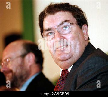 Aktenfoto vom 11/1997 des Vorsitzenden der SDLP John Hume, der an seiner Parteikonferenz in Belfast teilnahm. Bilddatum: Donnerstag, 28. Dezember 2023. Stockfoto