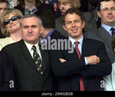 Aktenfoto vom 5/1999 des britischen Premierministers Tony Blair (rechts) mit seinem irischen Amtskollegen Bertie Ahern. Die irische Regierung ließ nach der letzten Woche der britischen Legislaturperiode, die im Sommer 1998 auf Antrag von Nr. 10 endete, die zurückgesiedelten Gefangenen frei. Vertrauliche staatliche Dokumente, die dieses Jahr veröffentlicht wurden, zeigen, dass der Zeitpunkt aufgrund des Todes von Andrew Kearney nach einer paramilitärischen Schießerei in seinem Haus in Belfast im Juli heikel war. Ausgabedatum: Donnerstag, 28. Dezember 2023. Stockfoto