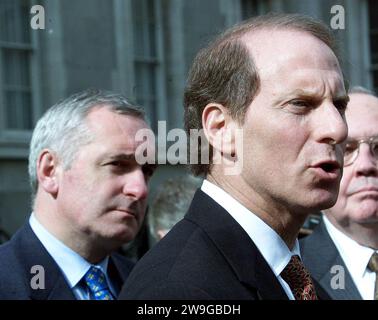 Aktenfoto vom 9/2001 von Richard Haass, Sonderberater von Präsident Bush (Rede), im Gespräch mit Reportern nach Gesprächen mit dem irischen Premierminister Bertie Ahern (links) in Regierungsgebäuden in Dublin. Ein Vorschlag, dass drei Republikaner in Kolumbien Urlaub machen, anstatt Rebellen auszubilden, wurde als "beleidigend für (die) Geheimdienste" von Diplomaten bezeichnet, wie aus Archivdokumenten hervorgeht. Es gab damals Bedenken, dass die Verhaftung der so genannten Kolumbien-drei im Jahr 2001 dem nordirischen Friedensprozess schaden könnte. Ausgabedatum: Donnerstag, 28. Dezember 2023. Stockfoto