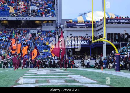 Annapolis, MD, USA. Dezember 2023. Die Cheerleader der Virginia Tech Hokies feierten einen Touchdown während des Military Bowl 2023 Mittwoch, DEC. 27, 2023; im Navy-Marine Corps Memorial Stadium in Annapolis, Md (Kreditbild: © Saquan Stimpson/ZUMA Press Wire) NUR REDAKTIONELLE VERWENDUNG! Nicht für kommerzielle ZWECKE! Stockfoto