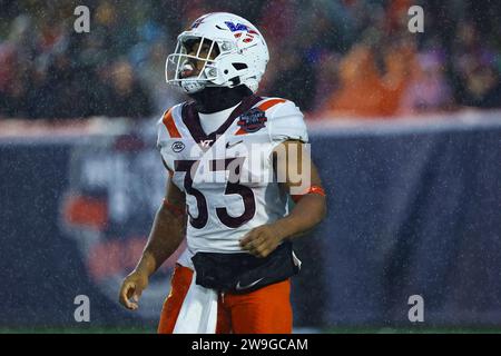 Annapolis, MD, USA. Dezember 2023. Virginia Tech Hokies Running BHAYSHUL TUTEN (33) in Aktion während des Military Bowl 2023 Mittwoch, DEC. 27, 2023; im Navy-Marine Corps Memorial Stadium in Annapolis, Md (Kreditbild: © Saquan Stimpson/ZUMA Press Wire) NUR REDAKTIONELLE VERWENDUNG! Nicht für kommerzielle ZWECKE! Stockfoto