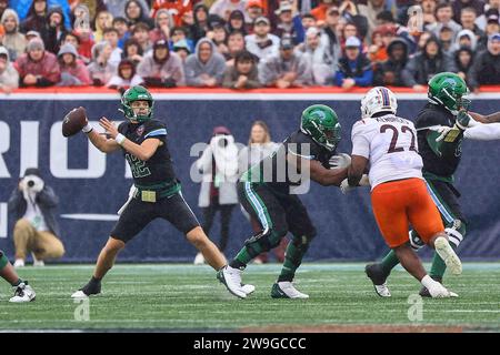 Annapolis, MD, USA. Dezember 2023. Tulane Green Wave Quarterback KAI HORTON (12) im Einsatz während des Military Bowl 2023, DEC. 27, 2023; im Navy-Marine Corps Memorial Stadium in Annapolis, Md (Kreditbild: © Saquan Stimpson/ZUMA Press Wire) NUR REDAKTIONELLE VERWENDUNG! Nicht für kommerzielle ZWECKE! Stockfoto