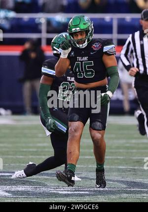 Annapolis, MD, USA. Dezember 2023. Tulane Green Wave Linebacker JARED SMALL (45) Gesten, während des Military Bowl Wednesday, DEC 2023. 27, 2023; im Navy-Marine Corps Memorial Stadium in Annapolis, Md (Kreditbild: © Saquan Stimpson/ZUMA Press Wire) NUR REDAKTIONELLE VERWENDUNG! Nicht für kommerzielle ZWECKE! Stockfoto