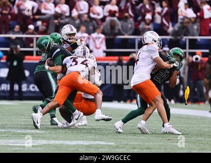 Annapolis, MD, USA. Dezember 2023. Tulane Green Wave Quarterback JUSTIN IBIETA (13) wird während des Military Bowl Wednesday, DEC, 2023 angegriffen und verletzt. 27, 2023; im Navy-Marine Corps Memorial Stadium in Annapolis, Md (Kreditbild: © Saquan Stimpson/ZUMA Press Wire) NUR REDAKTIONELLE VERWENDUNG! Nicht für kommerzielle ZWECKE! Stockfoto