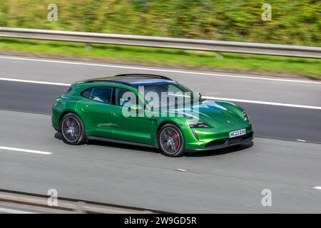 2023 Porsche Taycan 4S Sport Turismo, 571 PS Performance Overboost 93,4Kwh Electric Auto Green Car Estate Electricity 360 kW;n Fahren auf der M6 Autobahn, Manchester, Großbritannien Stockfoto